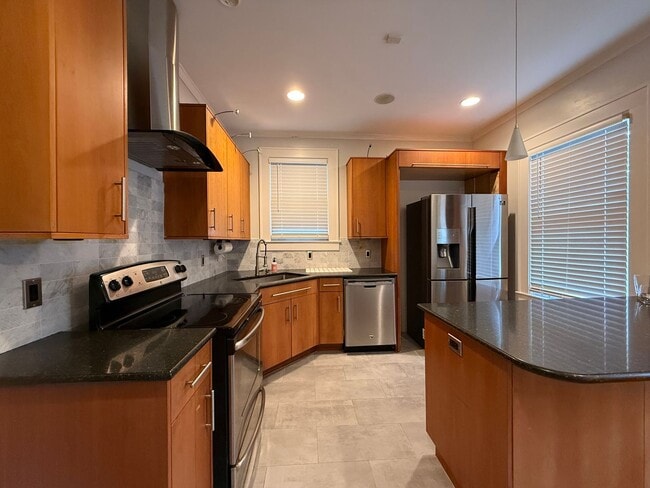 Building Photo - DOWNTOWN house with W/D avail NOW!