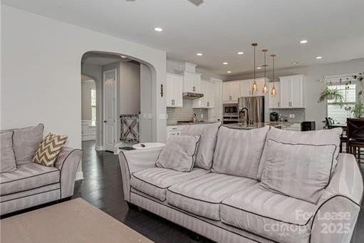 Building Photo - 15130 Oleander Dr