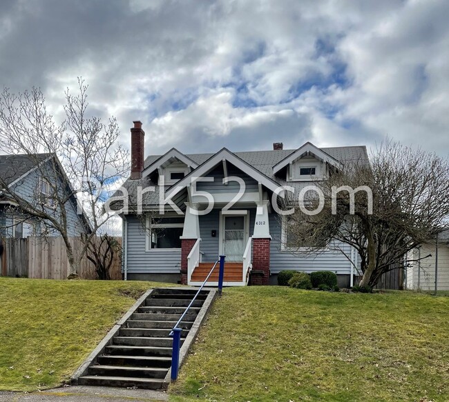 Primary Photo - Charming 3 Bed 1 Bath Large Craftsman Styl...