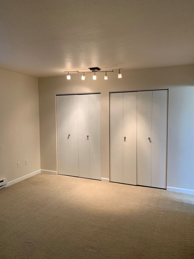 Building Photo - Spacious 1 Bedroom Near Kirkland Waterfront!