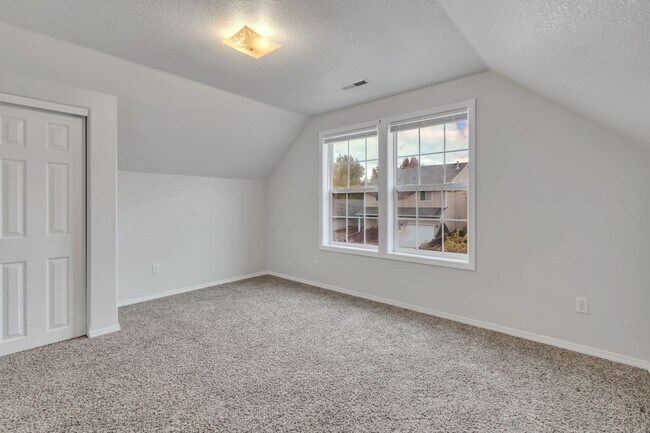 Building Photo - Spacious 3 Bedroom Home in Olympia