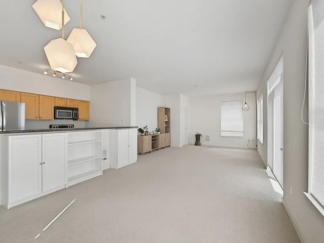 Building Photo - Modern Top-Floor Condo with Stunning Seattle Views