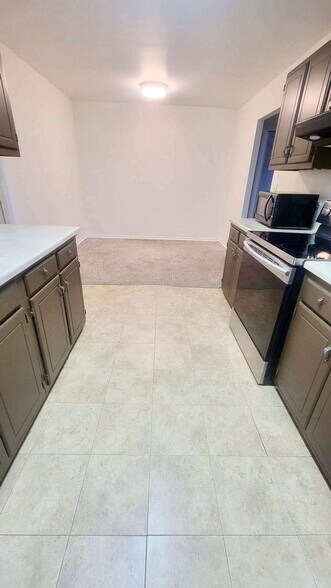 Building Photo - 9 E Stewart Ave