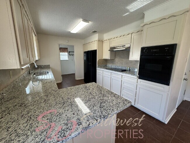 Building Photo - Lovely 3 bedroom 2 bath in desirable neighborhood