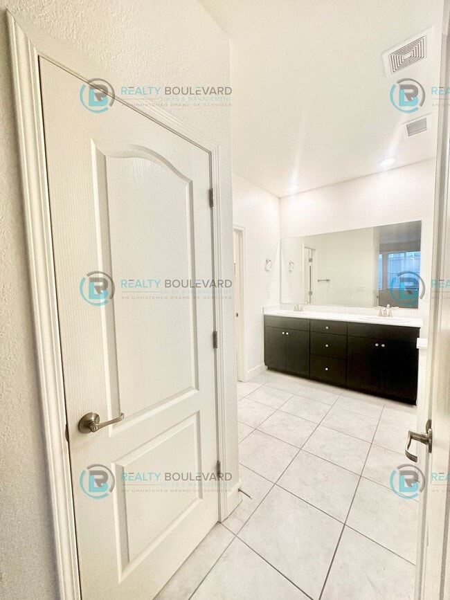 Building Photo - Beautiful 4 Bedroom, 2 Bathroom, 2 car garage, Single Story Home