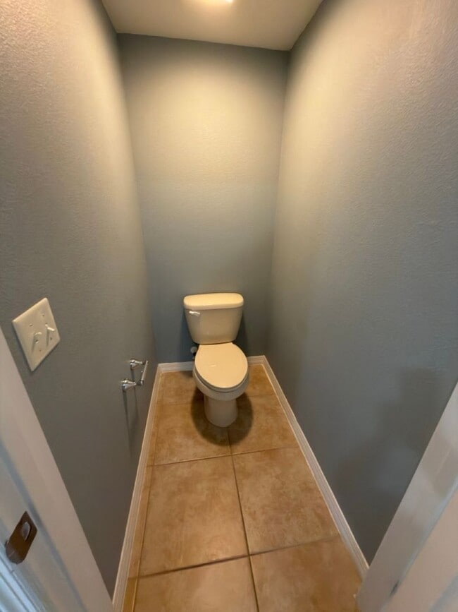 Building Photo - 5-Bed / 4.5 Bath Pool Home Available Now!