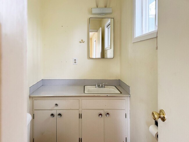 Building Photo - Perfectly Located 3 Bedroom Home