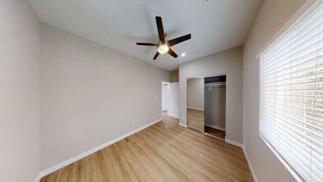Building Photo - 5BD/2BA, Great Sunroom!