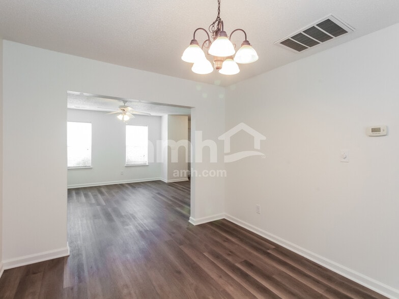 Building Photo - 628 Windsor Dr SE