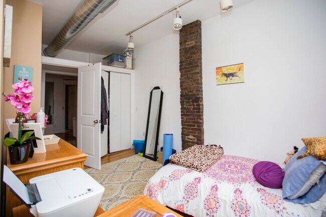 Building Photo - 421 E Carson St