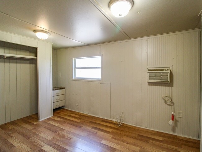 Building Photo - Excellent Location close to Fayetteville!