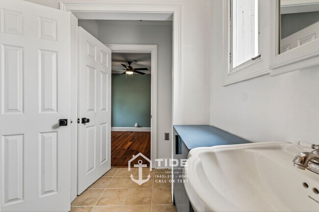 Building Photo - Walkable Downtown Living