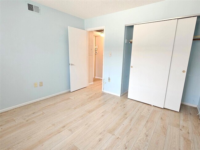 Building Photo - 509 W Venice Ave