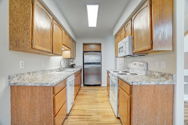 Building Photo - 652 Ridgeview Dr