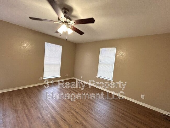 Building Photo - 1020 W Baker St