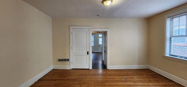 Building Photo - ** MOVE IN SPECIAL** Historic South City Living
