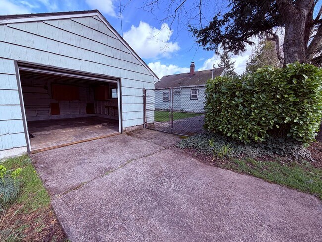 Building Photo - 3 Bedroom/1 Bath Bungalow in Woodstock neighborhood