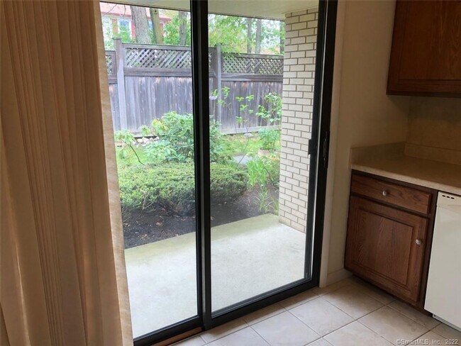 Building Photo - 6 Bouton St E