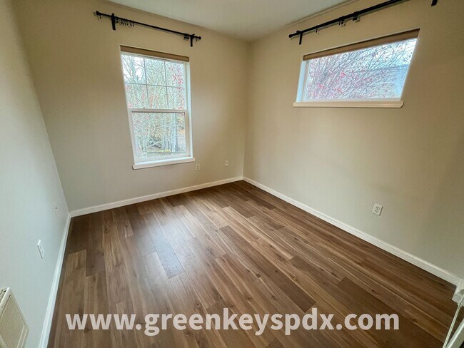 Building Photo - 3-Bedroom, 1.5-Bathroom House near Kenton Park, Off-Street Parking, Fenced Yard, Washer and Dryer