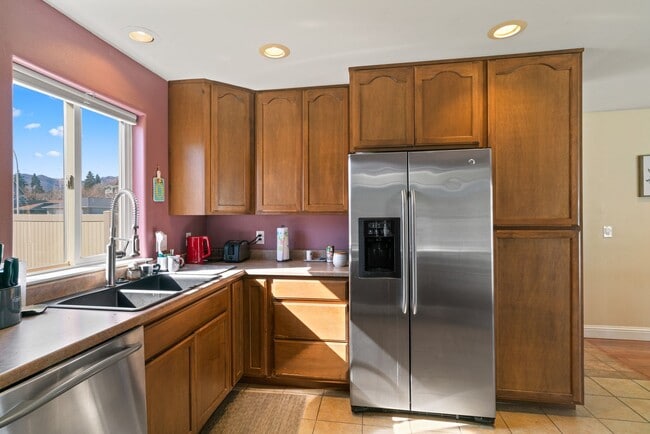 Building Photo - Beautiful 3 Bedroom 2.5 bath home with 2 c...