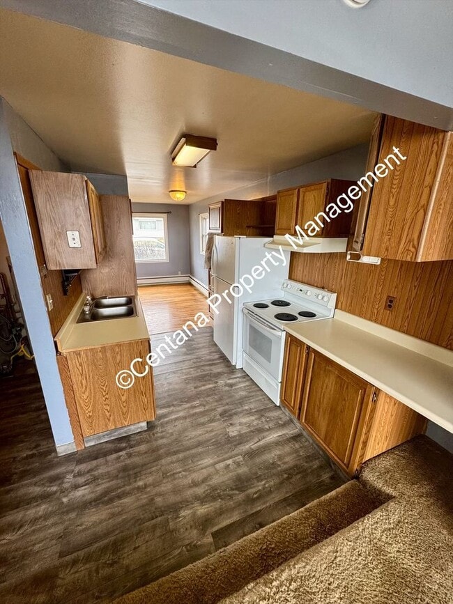 Building Photo - Pet friendly 2 bedroom house with a large lawn!