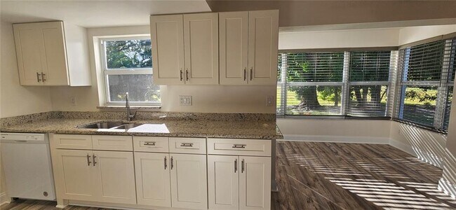 Building Photo - 1506 Edgewater Cir