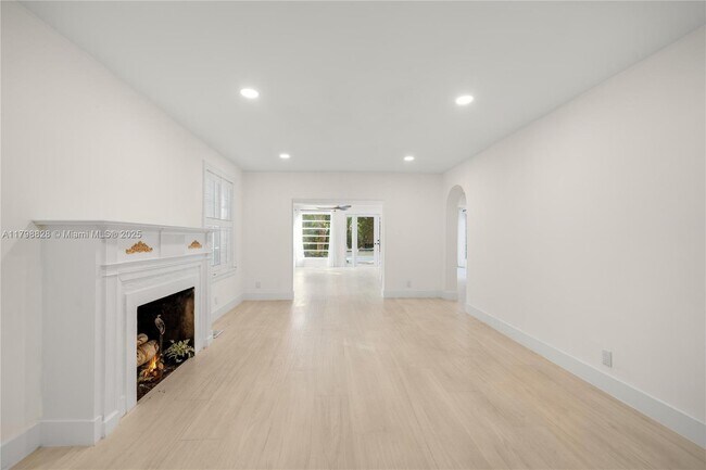 Building Photo - 936 Sorolla Ave
