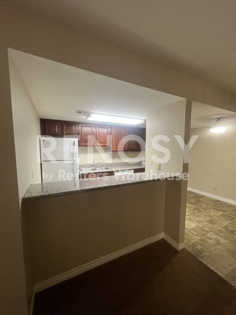 Building Photo - 5026 River Glen Dr
