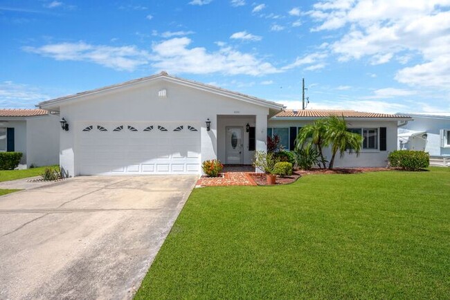 Building Photo - 2 BR, 2 BA Home in the Mainlands on the 18...