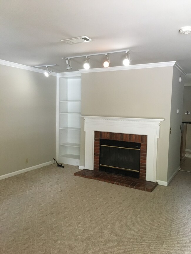 Building Photo - Move In Ready - Just off I-24