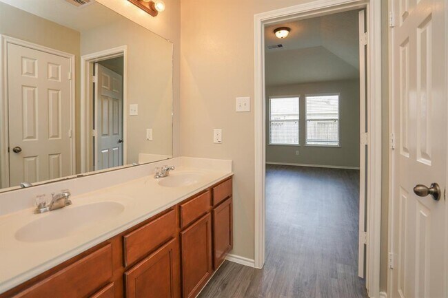 Building Photo - 7907 Flowing Oak Ln