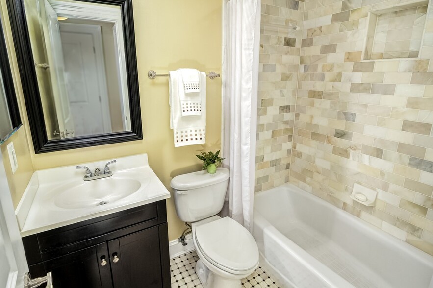 Building Photo - 513 7th St SE