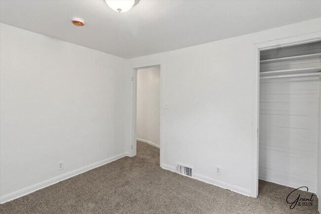 Building Photo - $1350 5 bedroom 2 bath