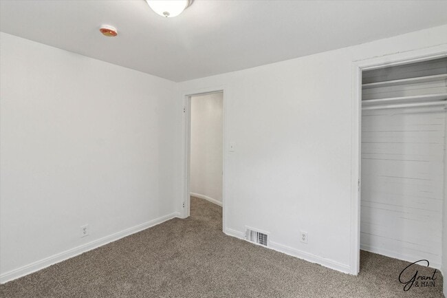 Building Photo - $1500 5 bedroom 2 bath
