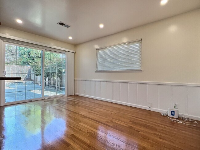 Building Photo - 3BD/2BA - Updated Charming Single Family H...