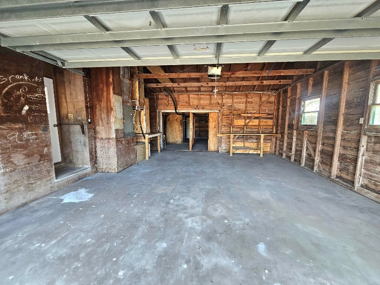 Building Photo - 513 Oakdale Dr