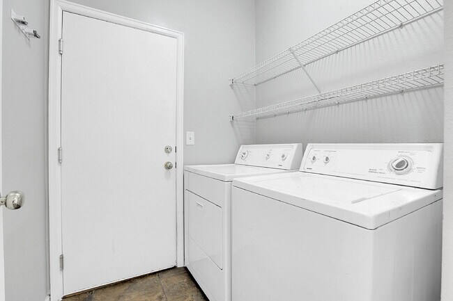 Building Photo - $2,295.00, 2 bedroom plus office, 2 bathro...