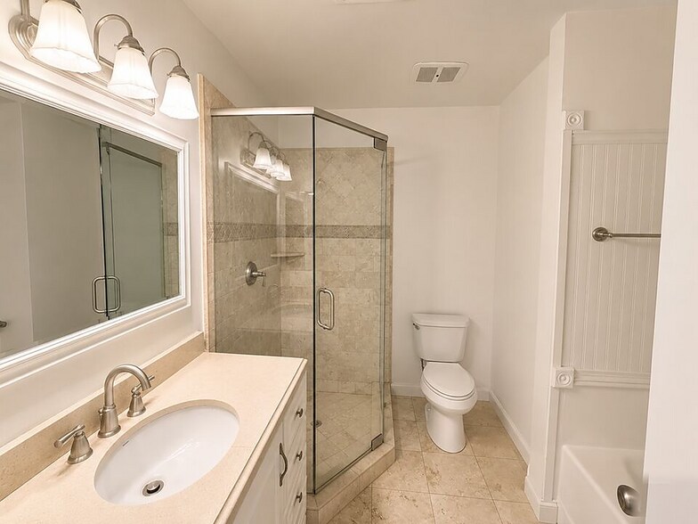 Building Photo - 5870 Green Valley Cir