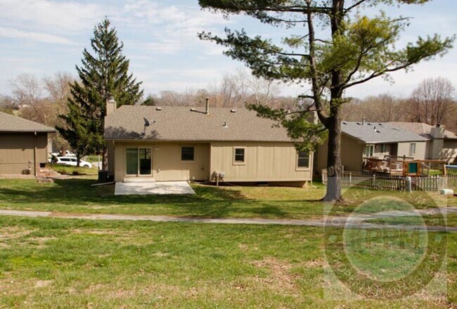 Building Photo - Millard 3 bed 3 bath with Park Access!