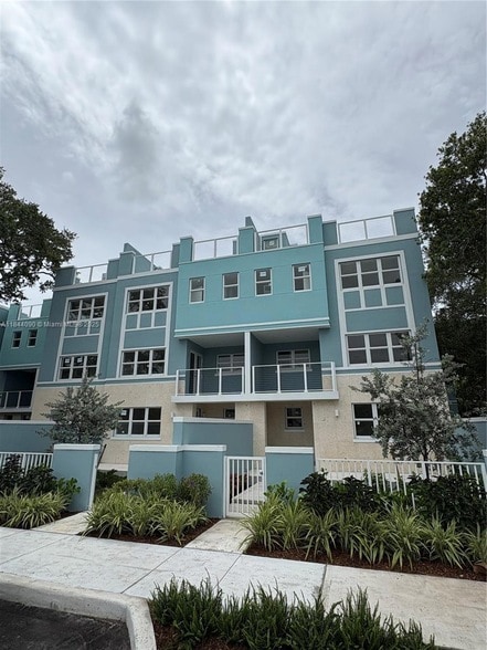 Building Photo - 824 SE 12th Ct