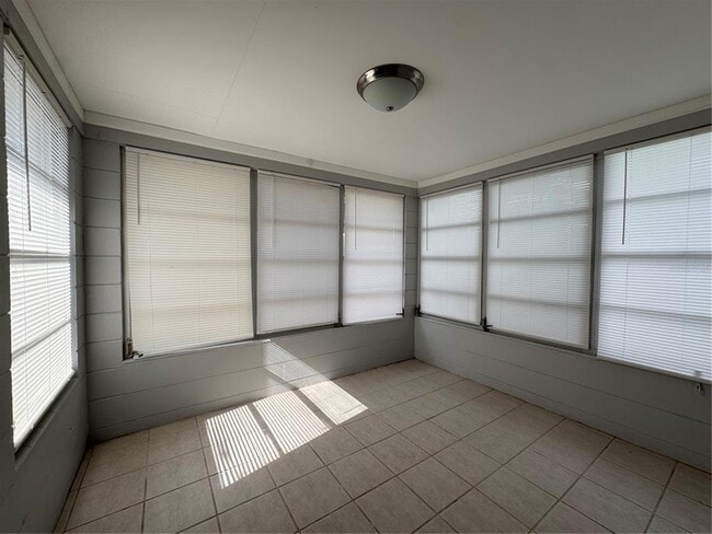 Building Photo - 218 W 4th St