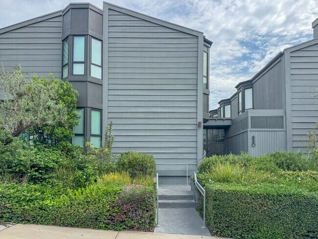 Building Photo - 880 Hilldale Ave