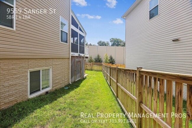 Building Photo - 9559 Sanger St