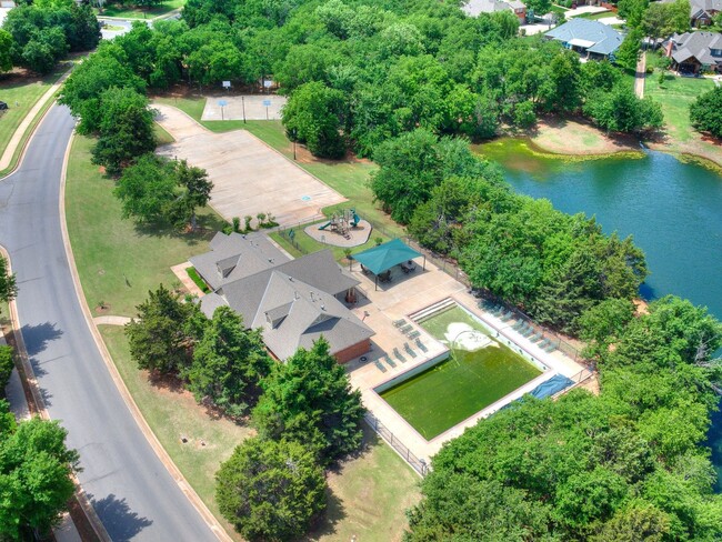 Building Photo - Stunning Coffee Creek Home