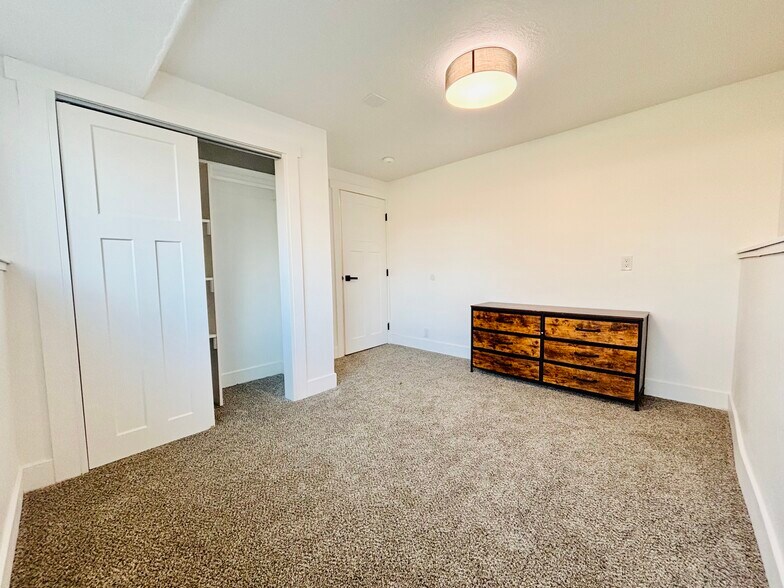 Room#1 Unfurnished - 4459 S Butterfield St