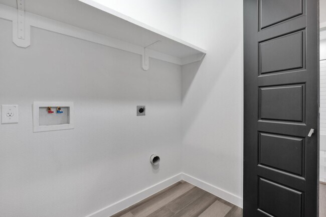 Building Photo - Modern Comfort Minutes from Downtown