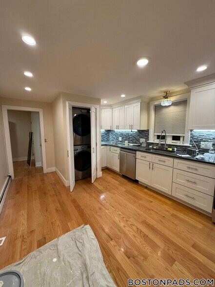 Building Photo - 2 Buckingham St