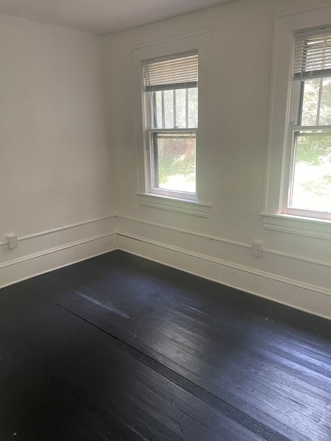 Building Photo - 3 bedroom 1 bath house for rent