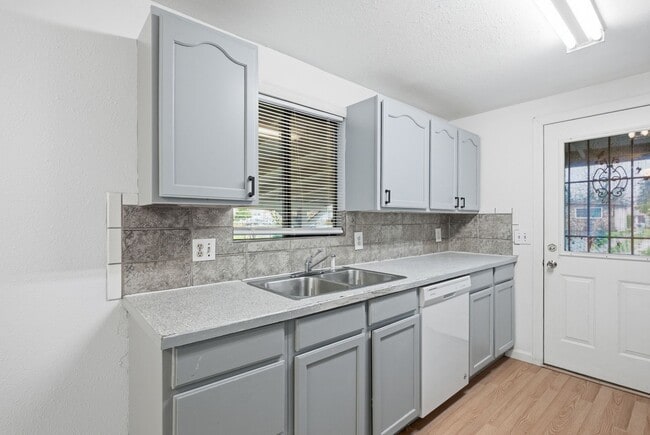 Building Photo - 3 BD | 2 BA Home with Great Backyard & Fireplace