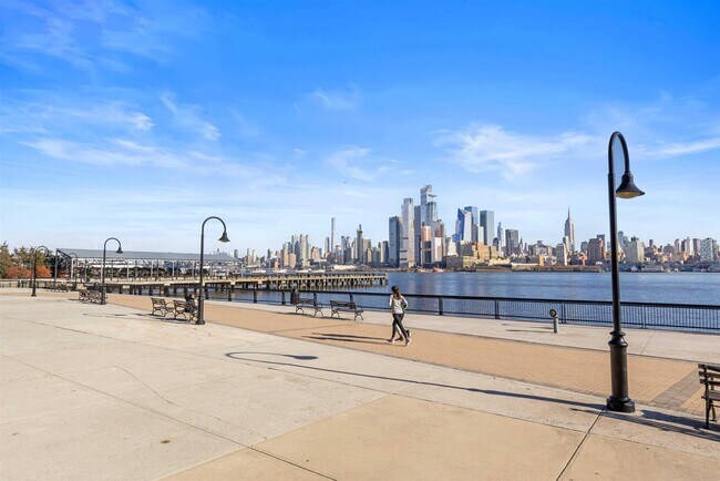 Building Photo - 1000 Maxwell Ln